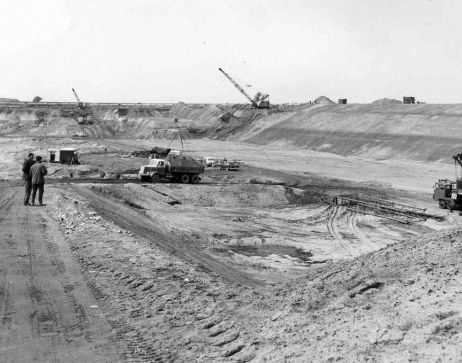 Het grondwerk voor de aanleg van de Heinenoordtunnel.
