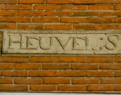 De gevelsteen van de vroegere boerderij Heuvelsteyn is nog te zien aan de Dorpsstraat 128 - 130, voor de sloop in 2008.