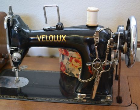 Een naaimachine van het merk Velolux.