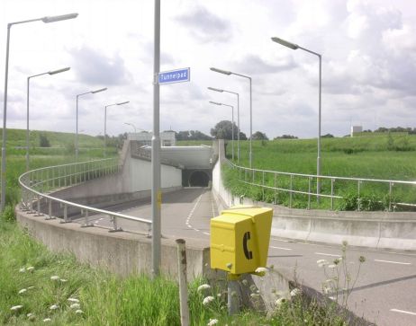 Het Tunnelpad met op de achtergrond de buis voor het landbouwverkeer van de Tweede Heinenoordtunnel.