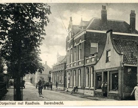 De Dorpsstraat met het raadhuis, gezien op een foto van na 1924.