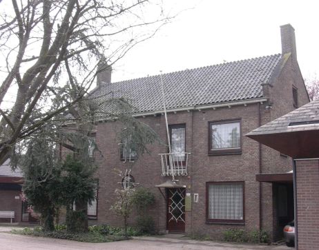 Op de plaats van de midden jaren vijftig gesloopte woning op de hoek van de Dorpsstraat en de 1e Barendrechtseweg, werd een nieuwe ambtswoning voor de burgemeester gebouwd.