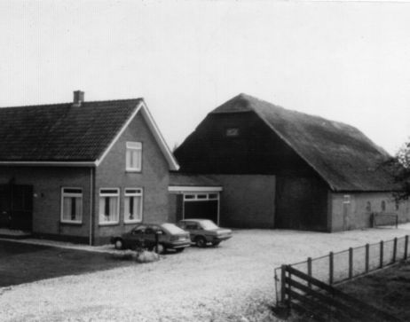 De boerderij Voordijk 397 met het nieuwe woonhuis.