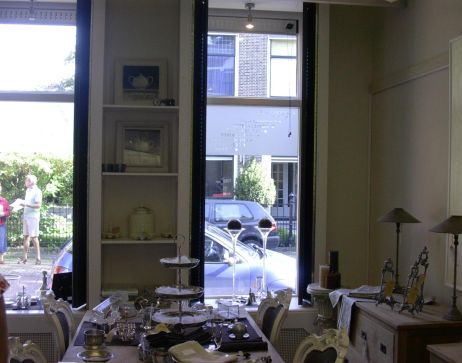 In het oude gemeentehuis aan de Dorpsstraat werden in 2006 lampen, spiegels, stoelen en andere spullen voor in het huis verkocht.