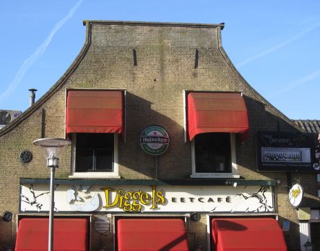 Tegenwoordig is in de oude herberg restaurant ‘Diggels’ gevestigd.
