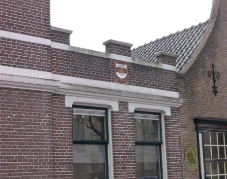 Nog steeds is duidelijk te zien dat er in 1924 een nieuwe burgemeesterskamer aan het gemeentehuis werd ‘vastgeplakt’.