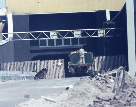 Een vrachtwagen van de aannemer rijdt door een hek de Heinenoordtunnel binnen.