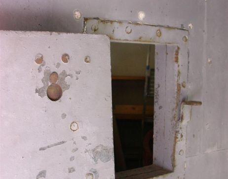 Door het openstaande luikje kon de veldwachter een oogje houden op zijn arrestant.