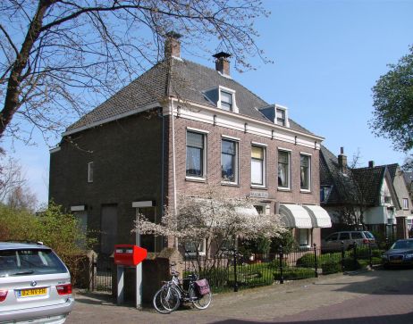 Huis Waalesteyn aan de Dorpsstraat.