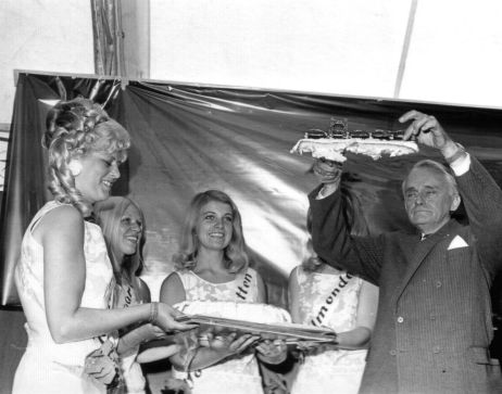 Commissaris van de Koningin J. Klaasesz bij de officiële opening van de Heinenoordtunnel op 22 juli 1969.