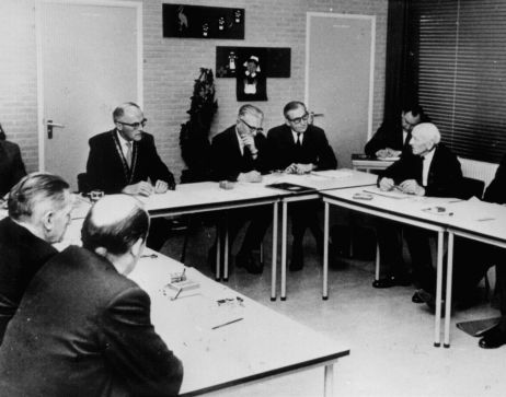 Het gemeentehuis is te klein, dus vergadert de gemeenteraad in 1964 in het Groenekruisgebouw aan de Windsingel.