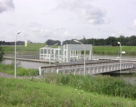 De ingang voor fietsers en voetgangers van de Tweede Heinenoordtunnel.