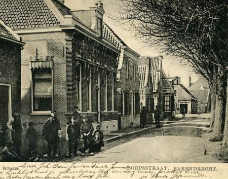 De Dorpsstraat op een ansichtkaart die in 1902 is gepost.