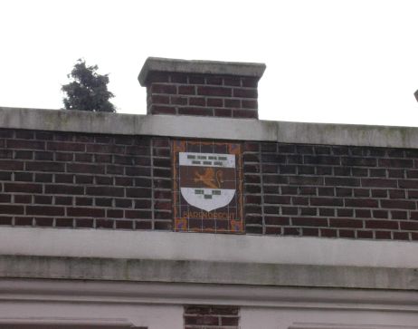 Boven de oude burgemeesterskamer van het gemeentehuis aan de Dorpsstraat zit nog steeds het wapen van Barendrecht.