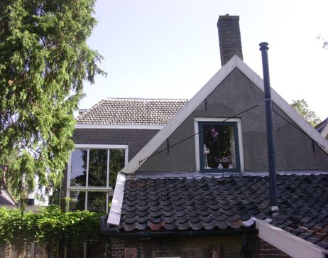 Het vroegere gemeentehuis aan de Dorpsstraat gezien vanuit de achtertuin.
