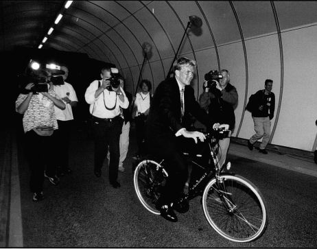 Kroonprins Willem Alexander opent op de fiets de Tweede Heinenoordtunnel.