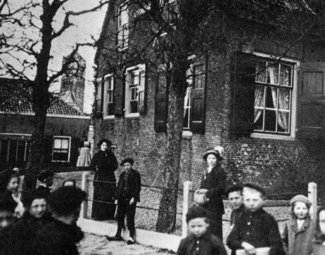 Een foto van de oorspronkelijke boerderij Heuvelsteyn aan de Dorpsstraat .