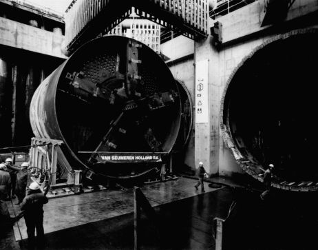 Na het boren van de eerste tunnelbuis van de Tweede Heinenoordtunnel wordt de boor gedraaid.