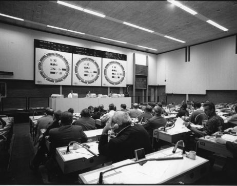 Het veilinglokaal met de klokken was een vertrouwde plek voor tuinders en afnemers. (foto Jos Wesdijk 1995)