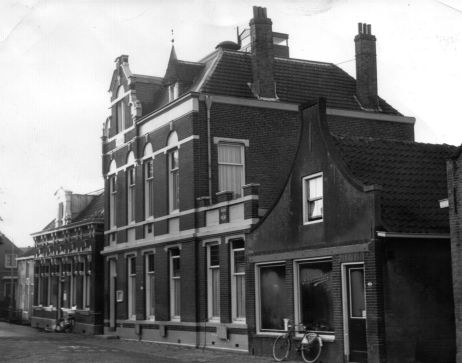 Het gemeentehuis aan de Dorpsstraat 137 in 1965.