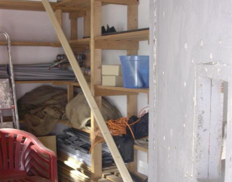 Eén van de cellen was in 2006 opslagruimte voor de winkel die in het oude gemeentehuis was gevestigd.