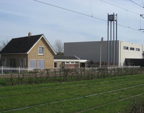 Bij het woonhuis van de vroegere  Noordhoeve staat nu op de plaats van de schuur kerkgebouw Carnisse Haven.