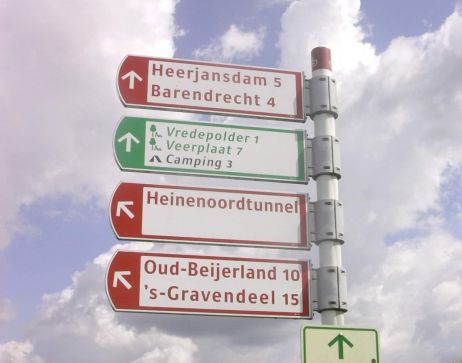 Wegwijzer voor fietsers bij de Tweede Heinenoordtunnel, 6 augustus 2005.