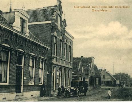 Het gemeentehuis aan de Dorpsstraat op een ansichtkaart.