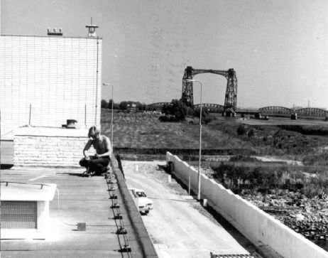 In september 1969 wordt nog gewerkt op het liftgebouw van de Heinenoordtunnel.