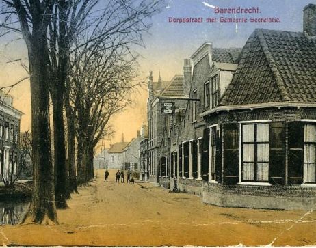 Deze ingekleurde ansichtkaart van rond 1900 toont de Dorpsstraat met de herberg.
