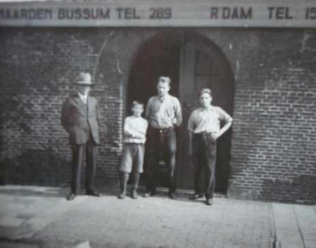 Barend Mulder (tweede van rechts) bij houthandel Lamoen.