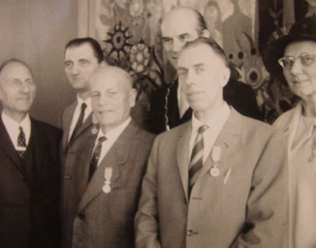 Deze Velo medewerkers hebben in mei 1970 een (koninklijke) onderscheiding gekregen uit handen van burgemeester G. van Hofwegen.