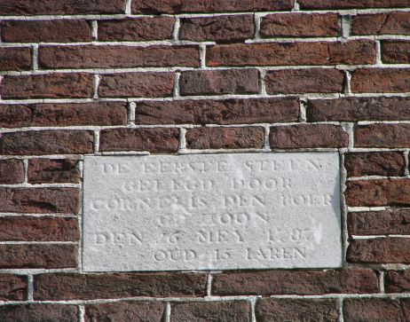 De gevelsteen boven de ingang van de Dorpskerk.